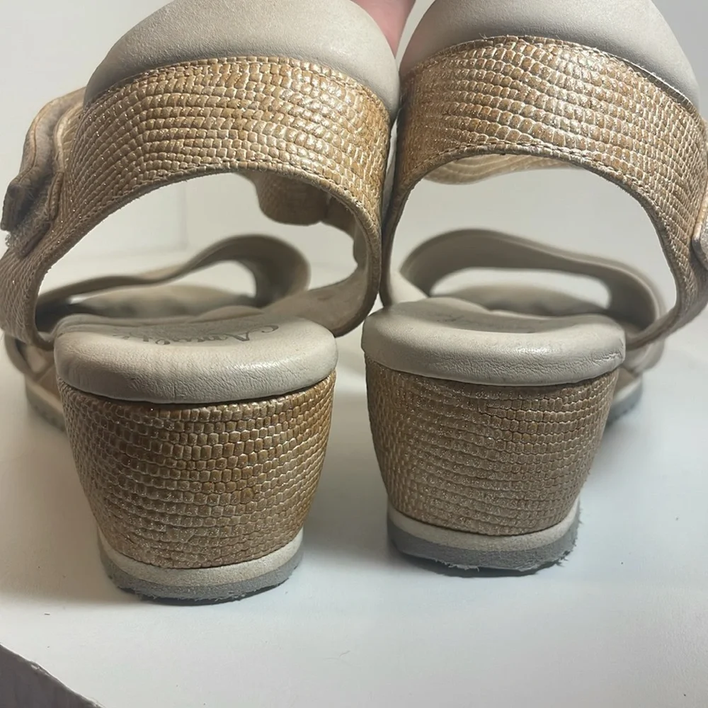 Amalfi by Rangoni Cream & Gold Leather Wedge Sandal Made in Italy Size 9 N EUC